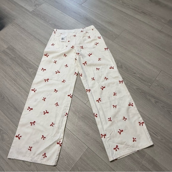 Holiday Style NWT Wide Leg Forever 21 Off White Pants with Red Bow Pattern - Picture 10 of 10